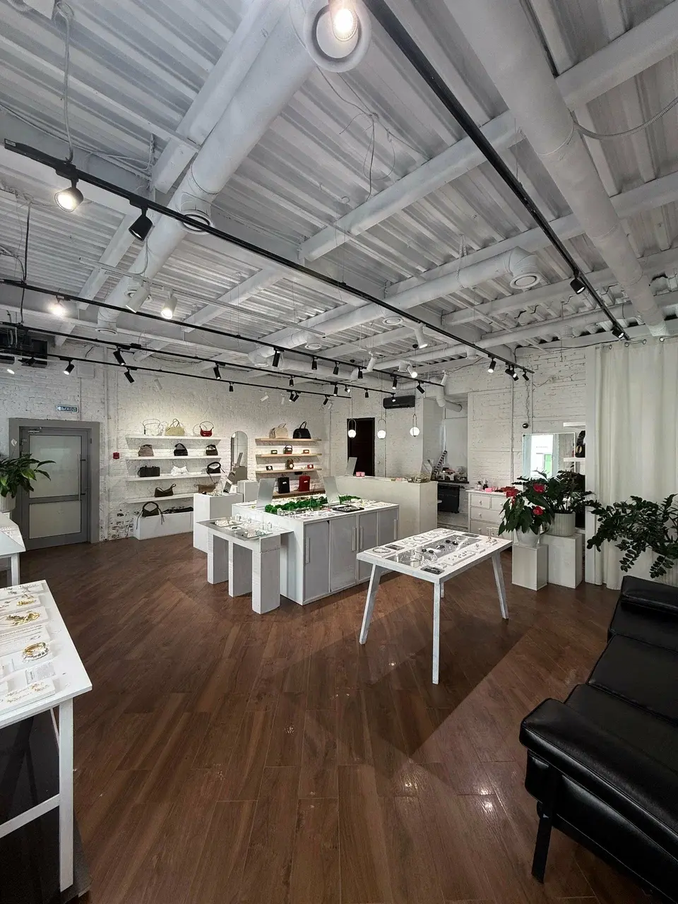 Торговый зал магазина MODBRAND в Москве
